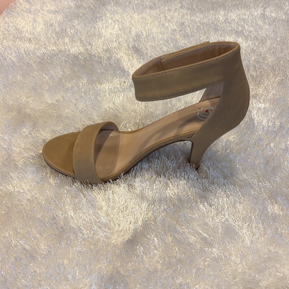 D Shoes - Picture 2 of 6